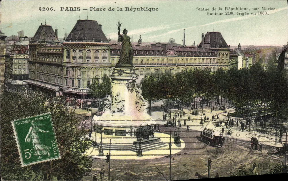 PARIS — Praça da República — Estátua da República, por Morice, Altura 21m, erguida em 1883 - Frente