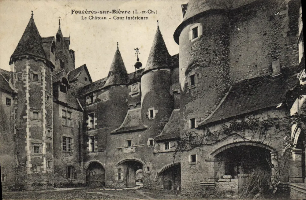 Fougères-sur-Bièvre (L.-et-Ch.) — Das Schloss — Innenhof — Phototypie de Varennes - Vorderseite