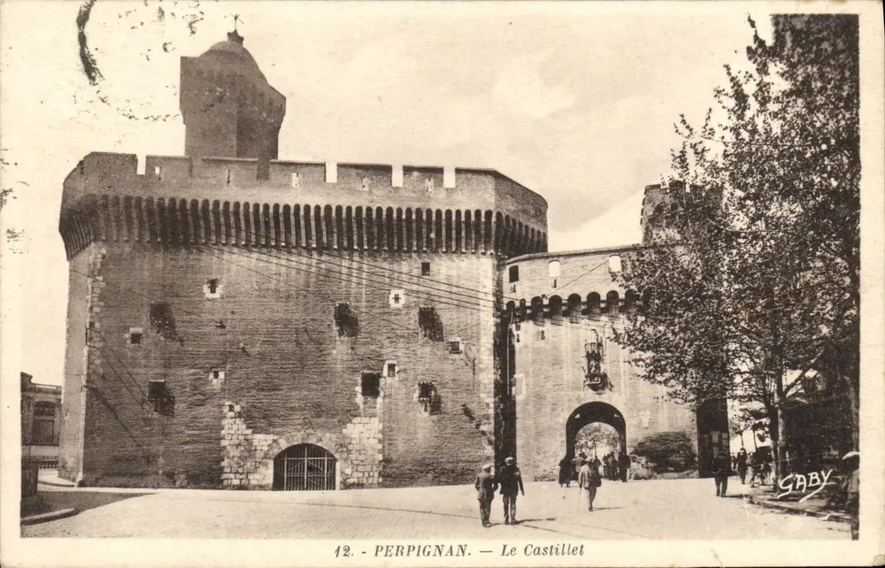Perpignan — O Castillet — Gaby - Frente