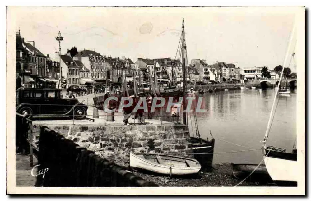 Cap — Vue du port avec bateaux et voiture d'époque — éditeur LE POULIGUEN - Le Port - Vorderseite