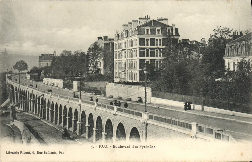 Pau - Boulevard des Pyrénées — vista do viaduto — Livraria Ribaut, 6 Rue St-Louis, Pau - Frente