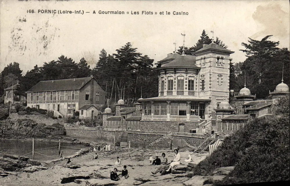 Pornic (Loire-Inf.) — A Gourmaton « Les Flots » und das Casino - Vorderseite