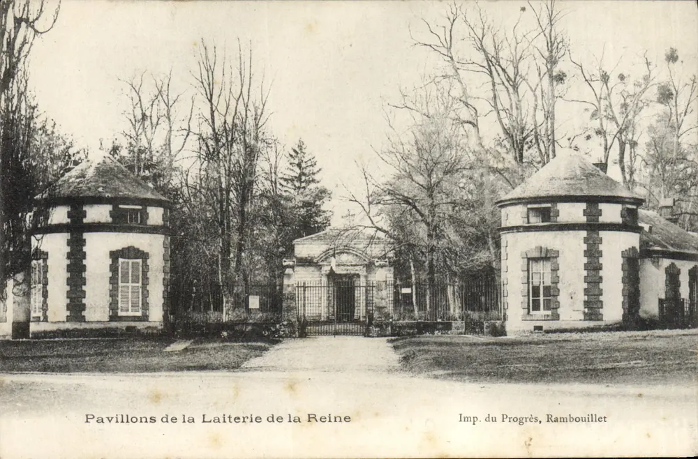 Pavillons der Königlichen Käsefabrik — Haupteingang mit Tor und zwei symmetrischen Pavillons — Imp. du Progrès, Rambouillet - Vorderseite