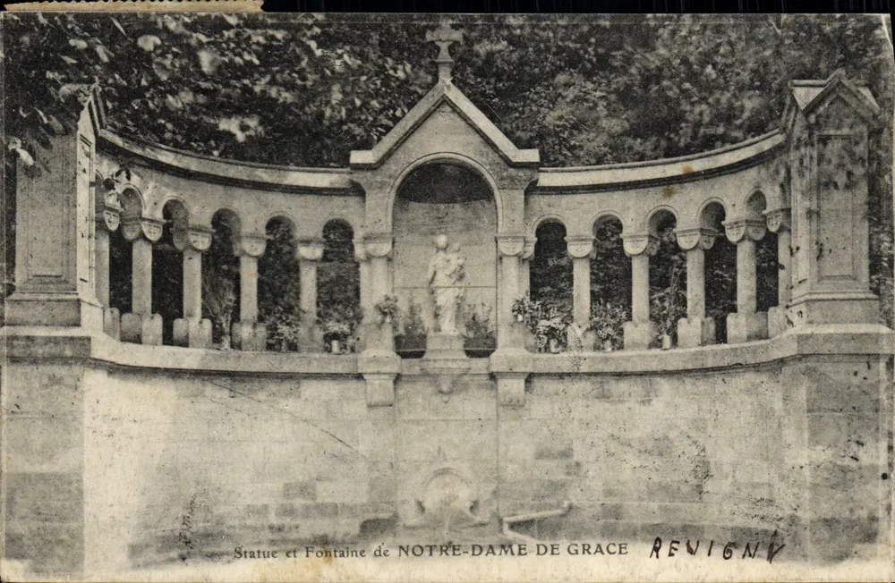 Statue und Fontäne der Notre-Dame de Grace — Revigny - Vorderseite