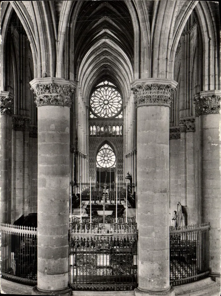 Reims (Marne) — Die Kathedrale Notre-Dame (13. Jahrhundert) — Die Kirchenschiff vom Chor aus gesehen — Service Commercial des Monuments Historiques, Paris - Vorderseite