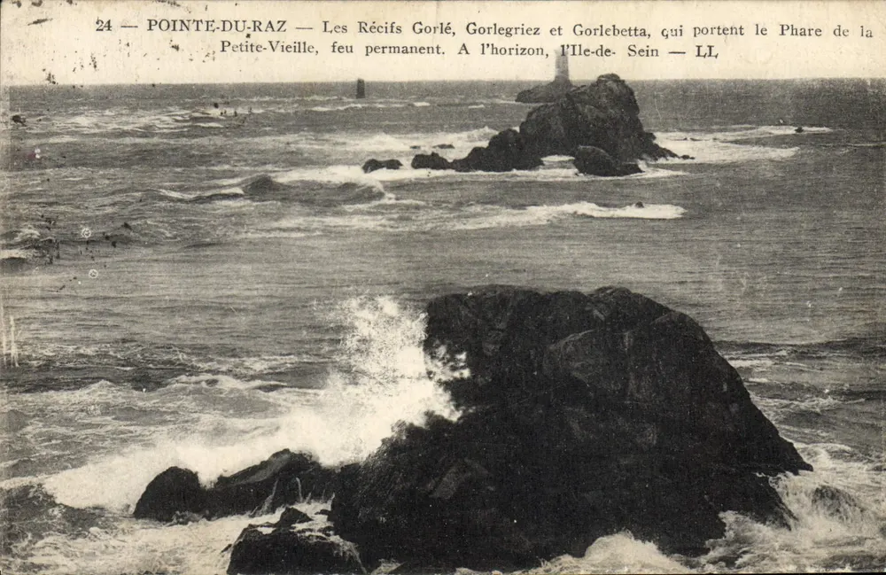 Pointe-du-Raz — Os recifes Gorlé, Gorlegriez e Gorlebetta com o farol da Ilha-de-Sein no horizonte — Editor Lévy & Neurdélin, Paris - Frente