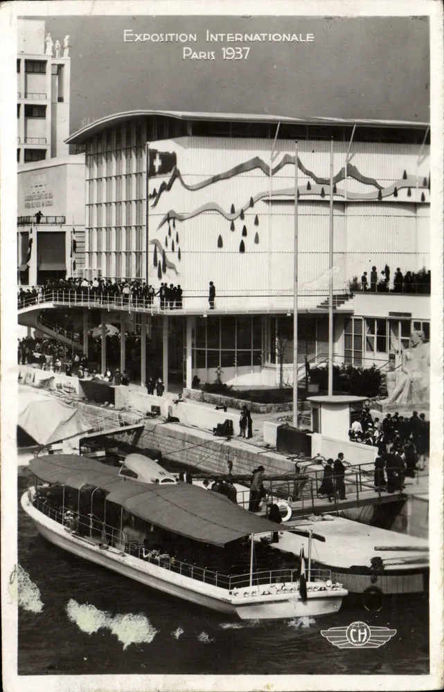 Exposition Internationale Paris 1937 — Pavillon de la Suisse avec bateau sur le quai — éditeur CH - Vorderseite