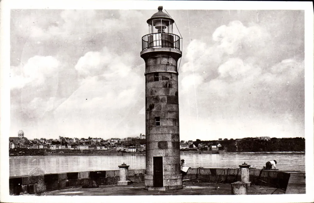 Granville (Manche) — O Farol e Vista Geral — Editor: Carte Postale Granville - Frente