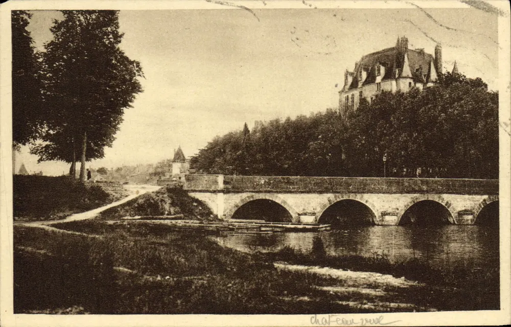 Châteauroux (Indre) — Le Pont Saint-Christophe et le Château Raoul K. — Édit. Robinet-Guillemot - Recto
