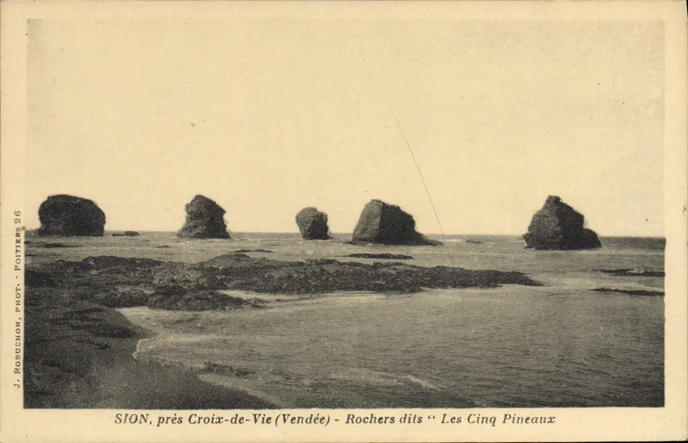 Sion, nahe Croix-de-Vie (Vendée) — Felsen genannt « Les Cinq Pineaux » — J. Robuchon, Fotografie. Poitiers 26 - Vorderseite
