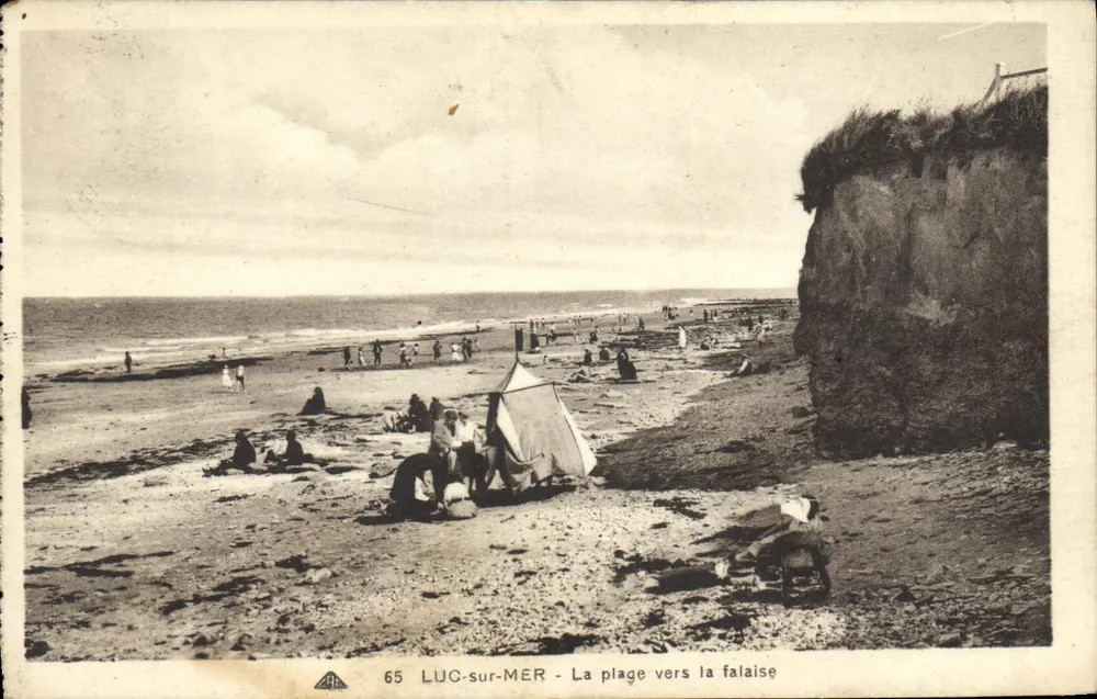 LUC-sur-MER - Die Strandseite zum Felsen — Verlag CP DES ARTS PHOTO-MÉCANIQUES, Nr. 65 - Vorderseite