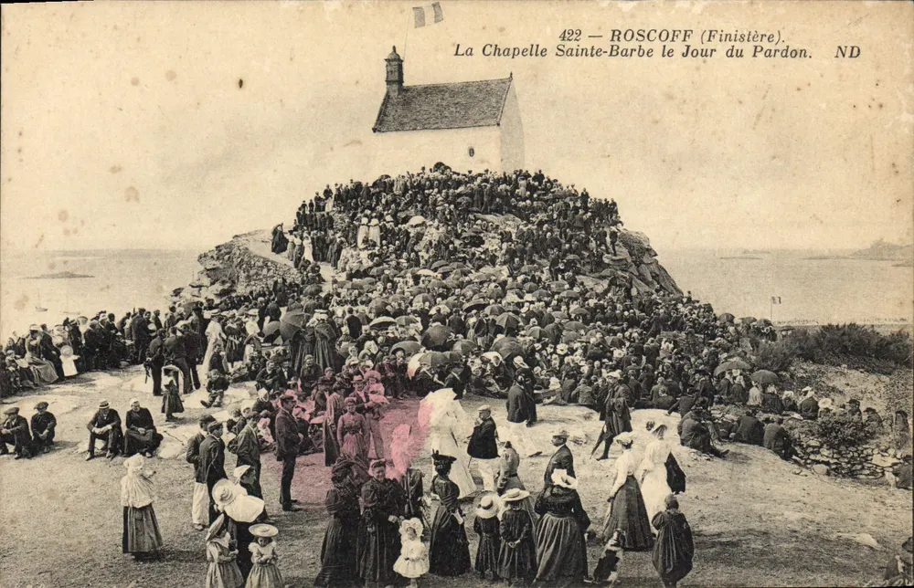 Roscoff (Finistère) — Ansicht der Kirche Sainte-Barbe an dem Tag des Pardons — ND - Vorderseite
