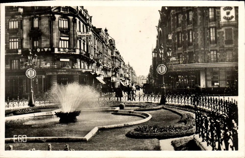 Place de la Gare in Orléans — Ansicht der Fontäne und Hotels — Éditeur Garn, n°1001 - Vorderseite