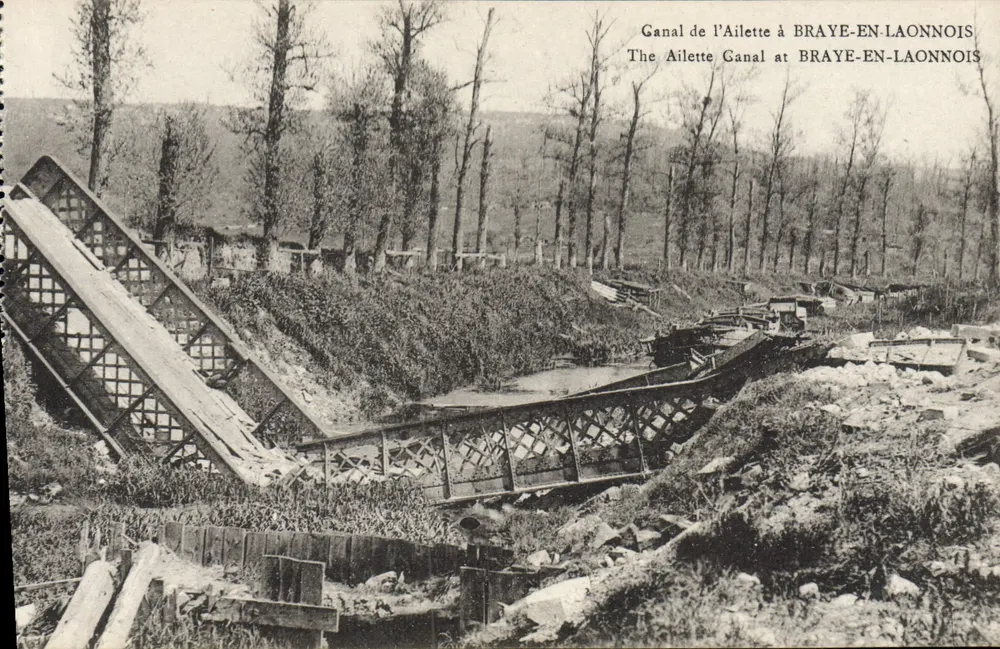 Canal de l'Ailette in Braye-en-Laonnois — Ansicht des Kanals und einer Metallbrücke — von B. Nougard et H. Lastrait, Sceaux - Vorderseite
