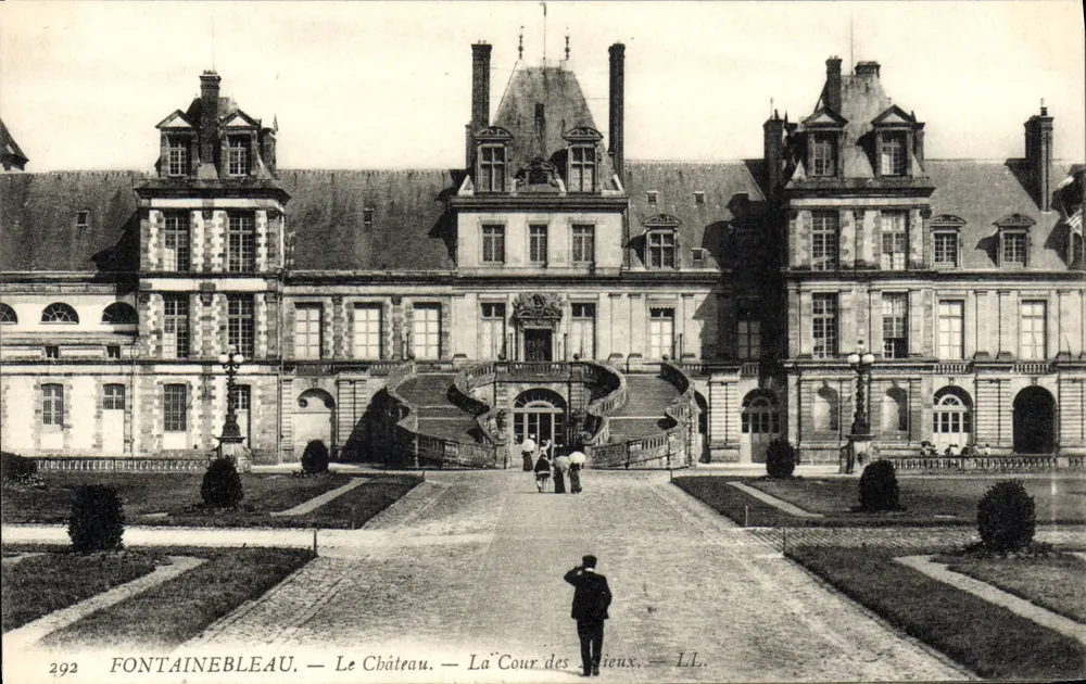 Fontainebleau — Das Schloss — Der alte Hof — LL. — Nr. 292 - Vorderseite