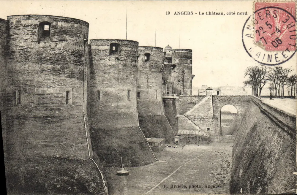 Angers - O Castelo, lado norte — R. Rivière, foto, Angers, n°10 - Frente