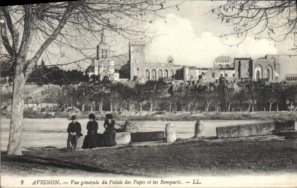 Avignon — Allgemeiner Blick auf das Papstschloss und die Mauern — LL. - Vorderseite