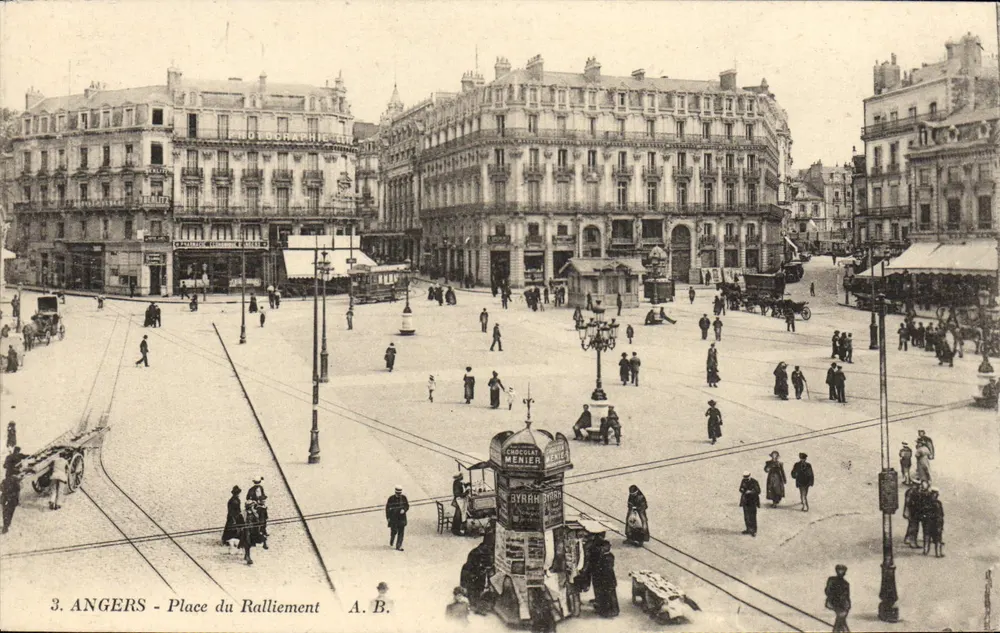 Angers — Plac Ralliement — widok miejski z tramwajami i kioskiem — A. B. - Awers