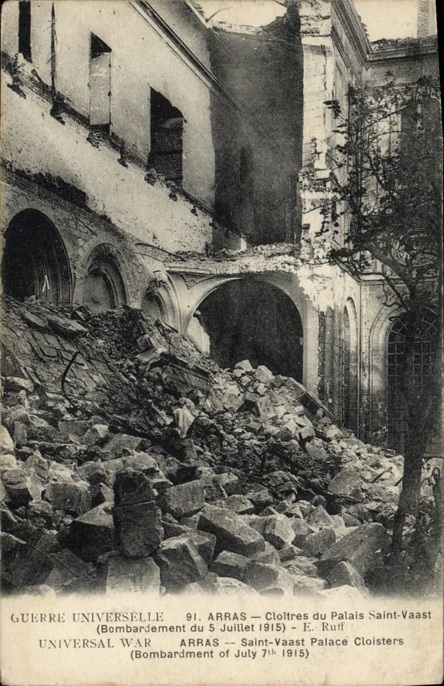 Arras — Schäden durch den Bombenangriff vom 5. Juli 1915 am Palais Saint-Vaast — E. Ruff - Vorderseite