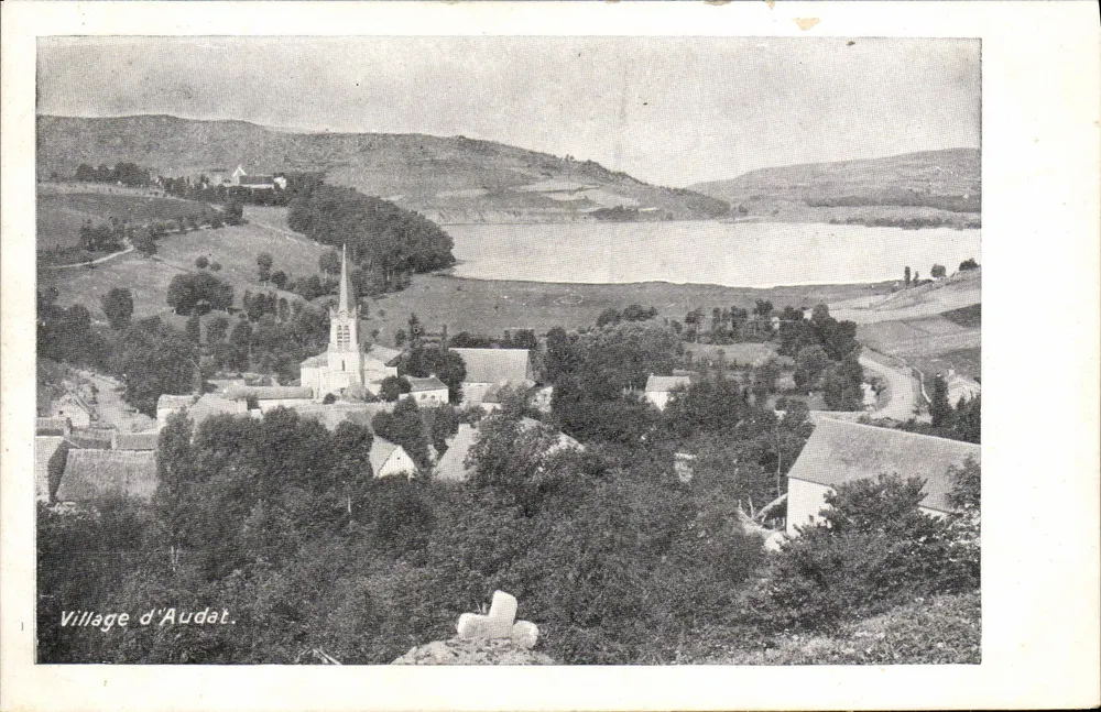 Village d'Audat — vue panoramique avec église et lac — Édition spéciale du Chocolat Poulain - Frente