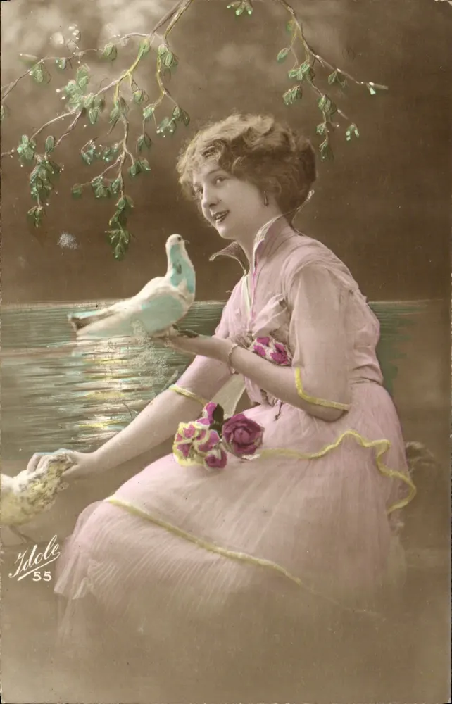 Junge Frau in einem rosa Kleid mit einer Taube — Fotograf Idole 55 - Vorderseite