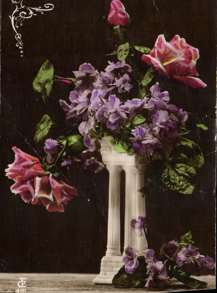 Bouquet de roses et de violettes — dans un vase à colonnes — éditeur E. F. n° 491 - Frente