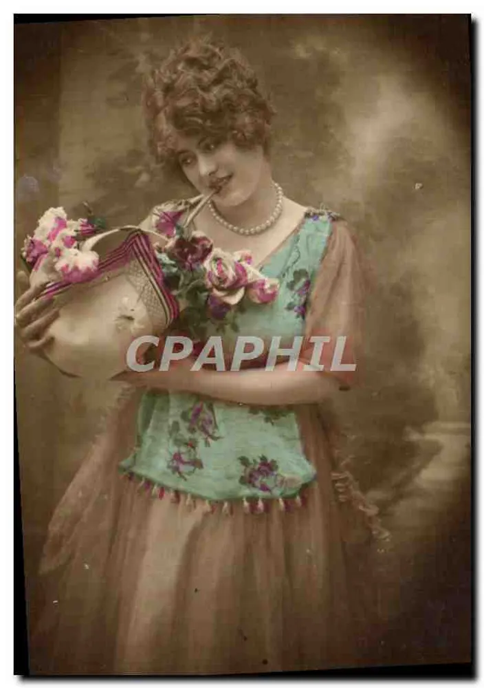 Junge Frau in einem blumigen Kleid mit Blumenkorb — Studiofotografie — unbekannter Verlag - Vorderseite