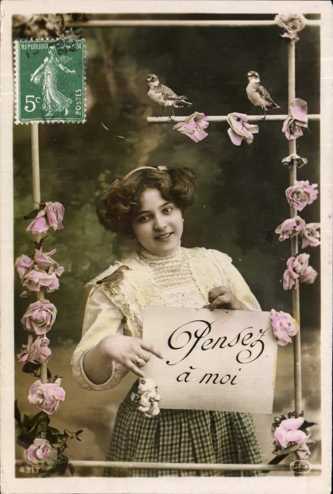 Frau mit Schild 'Pensez à moi' — Rosen- und Vogeldekor — Verlag CIROR, Nr. 4317 - Vorderseite
