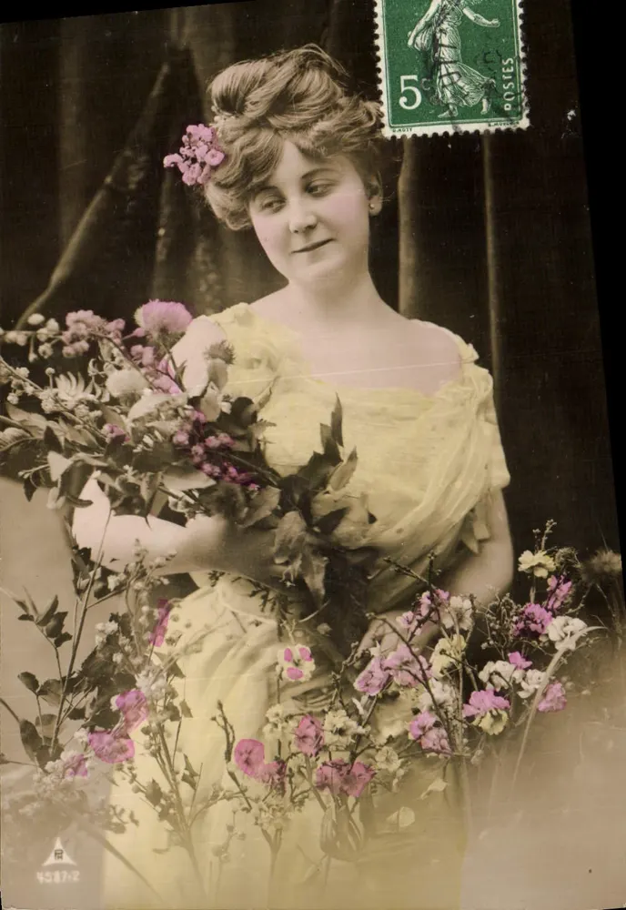 Junge Frau in gelber Robe mit Blumenstrauß — Farbige Karte — Verlag R. 4587-2 - Vorderseite
