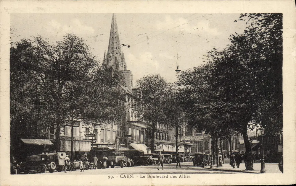 Caen - Boulevard des Alliés — widok z kościołem i samochodami — wydawca Cartes - La Cigogne, n°99 - Awers