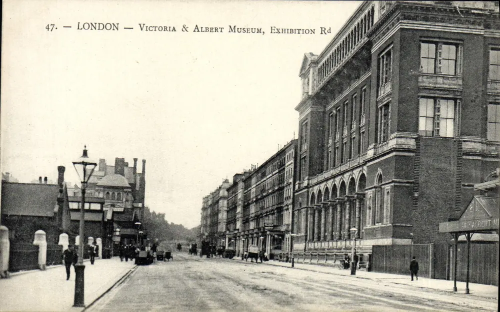 London — Victoria & Albert Museum, Exhibition Road — Faccolle, Paris - Vorderseite