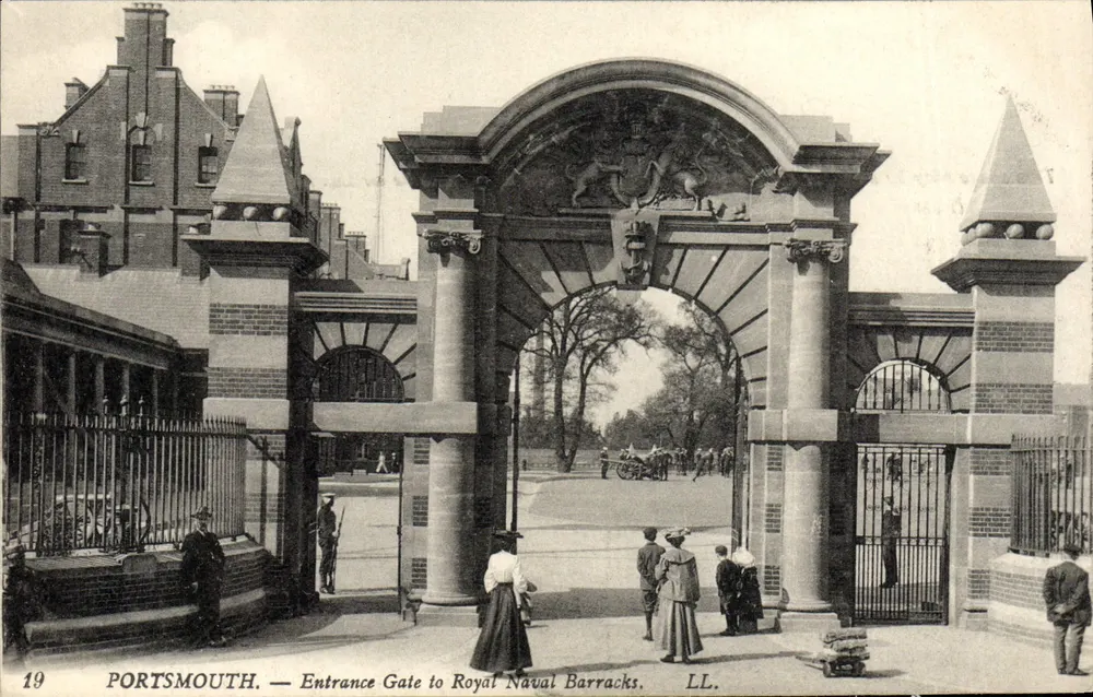Portsmouth — Eingang zum Royal Naval Barracks — LL. Nr. 19 - Vorderseite