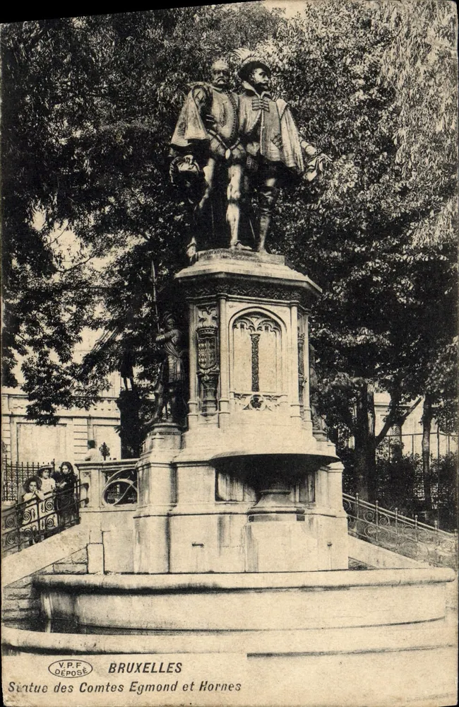 Statue des Comtes Egmond et Horne — monument en bronze sur socle orné, Bruxelles — éditeur V.P.F. DEPOSÉ - Frente