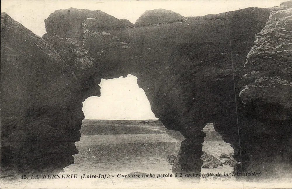 La Bernerie (Loire-Inf.) — Rocha curiosa perfurada com 2 arcos (lado da Biriruchère) — Editor não identificado, n° 15 - Frente