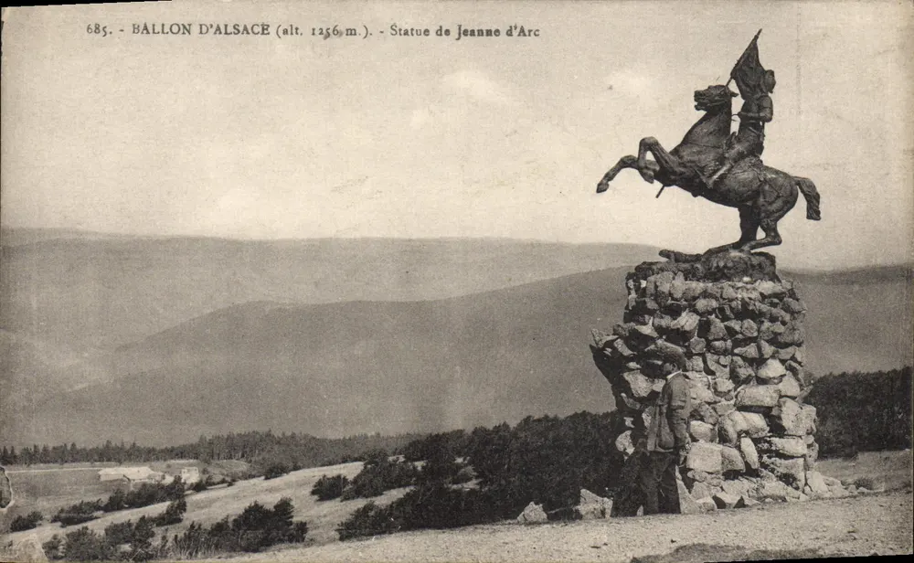 Ballon d'Alsace (alt. 1256 m.) — Estátua de Joana d'Arc — Cartas 'La Cigogne', Strasbourg - Frente