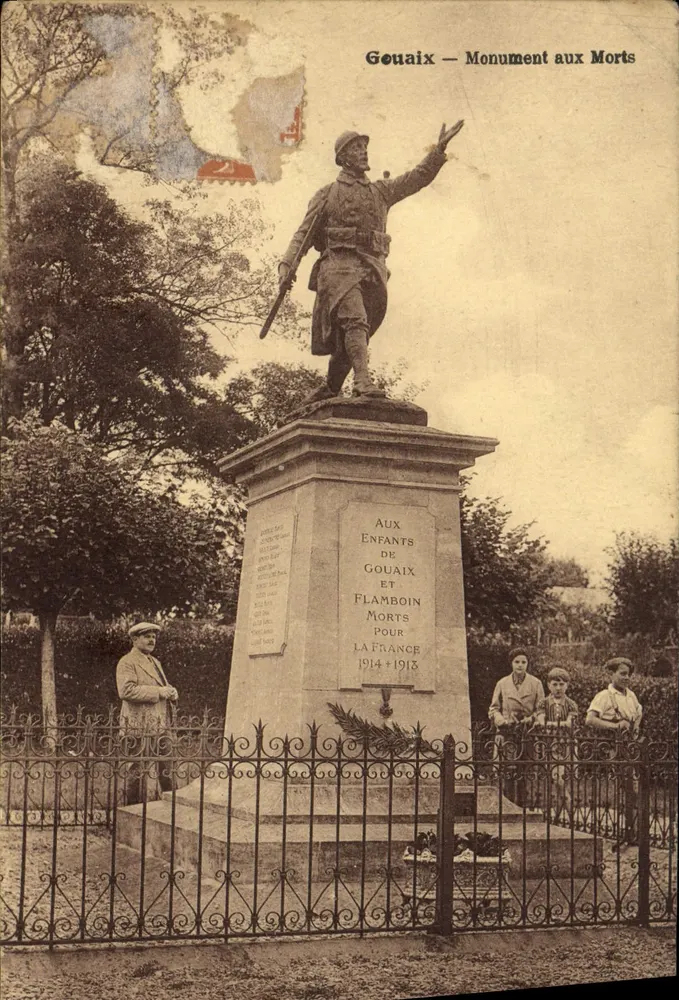 Gouaix — Monument aux Morts — statue d'un soldat avec inscription aux enfants de Gouaix et Flamboin - Anverso
