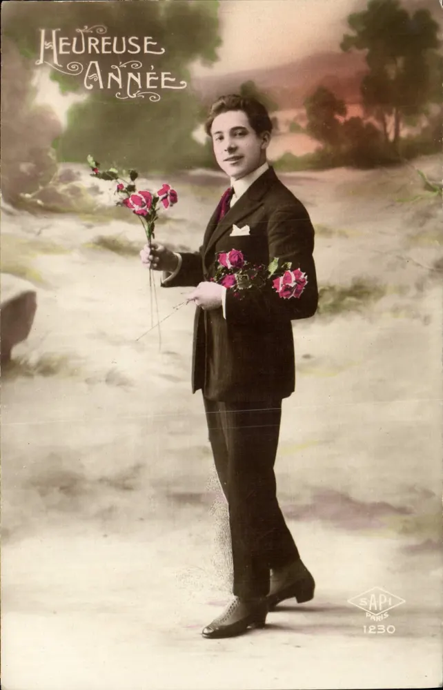 Jovem homem em traje — segurando rosas — SAPI Paris 1230 - Frente