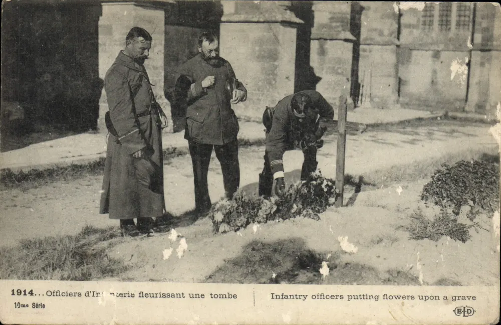 Infanterie-Offiziere, die ein Grab mit Blumen schmücken — 1914, 10. Serie — Verlag B.I.D. - Vorderseite