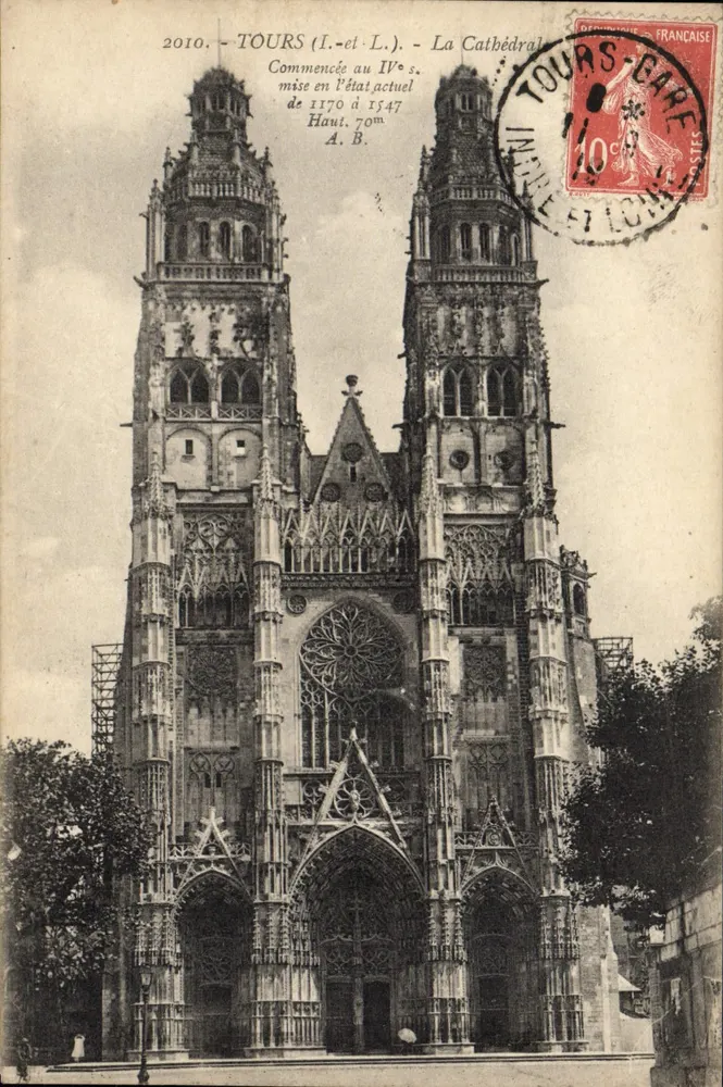 Tours (Indre-et-Loire) - A Catedral — Iniciada no IVº s., em estado atual de 1170 a 1547, Alt. 70m. A.B. - Frente