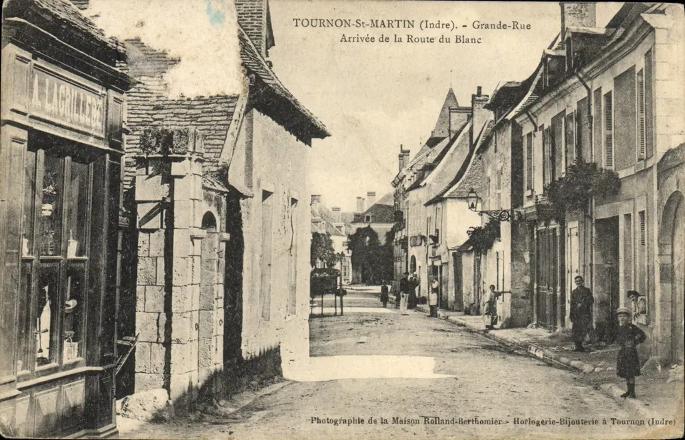 Tournon-St-Martin (Indre) — Grande-Rue, Anfahrt der Route du Blanc — Photographie de la Maison Rolland-Berthomier - Vorderseite