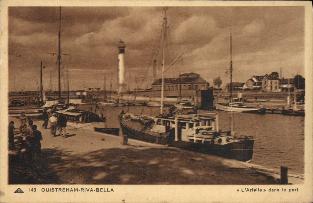 Ouistreham-Riva-Bella — O porto com o farol e o barco « L'Arielle » — Editor Bilhete postal antigo, n° 143 - Frente