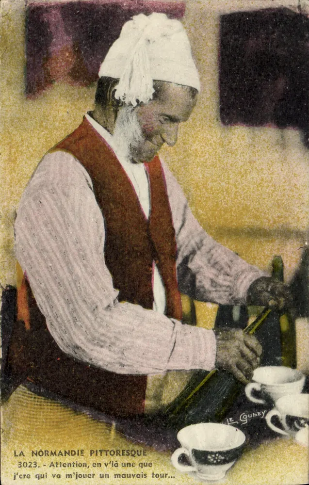 Um homem com avental vermelho despejando vinho — A Normandia pitoresca — Editora Goubey, n° 3023 - Frente