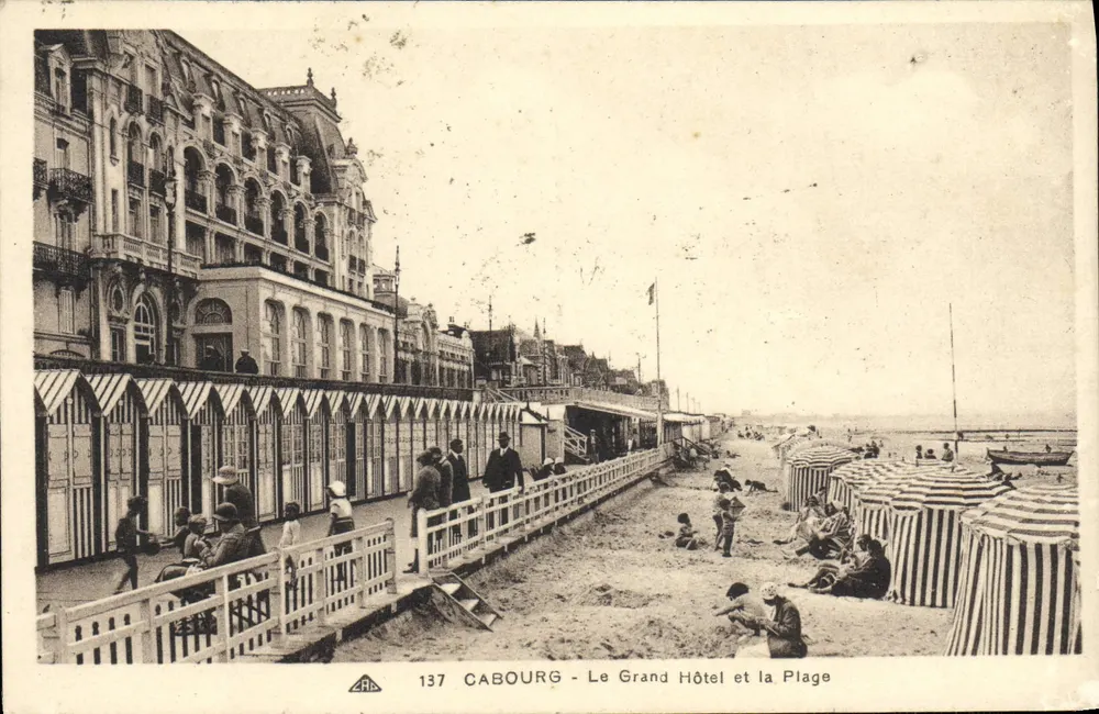 Cabourg - Le Grand Hôtel und die Plage — Verleger A.R.C. n° 137 - Vorderseite