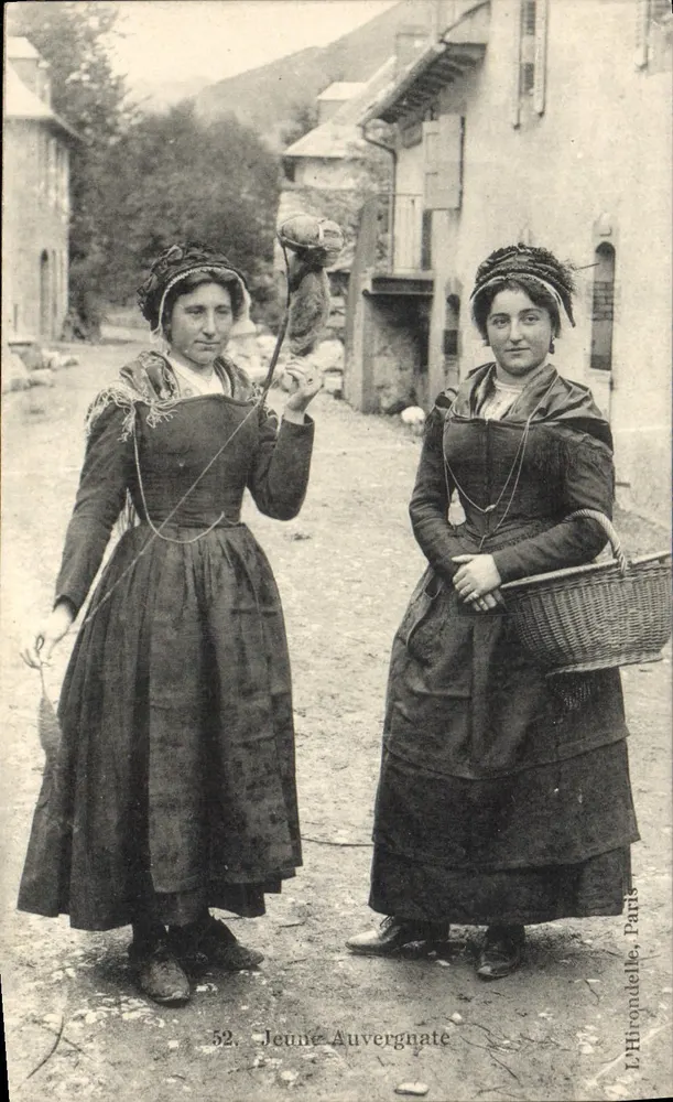 Duas jovens Auvergnates — trajadas com trajes tradicionais — L'Hirondelle, Paris - Frente