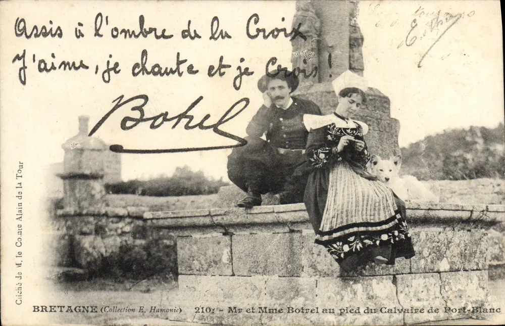 Herr und Frau Botrel am Fuße des Calvaire de Port-Blanc — Bretagne — Foto von M. le Comte Alain de la Tour, n°210 - Vorderseite