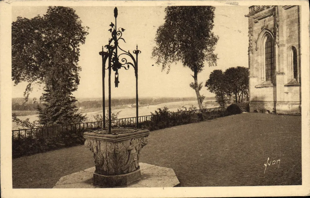 Chaumont-sur-Loire — Der alte Brunnen und die Kapelle des Schlosses — JvON - Vorderseite