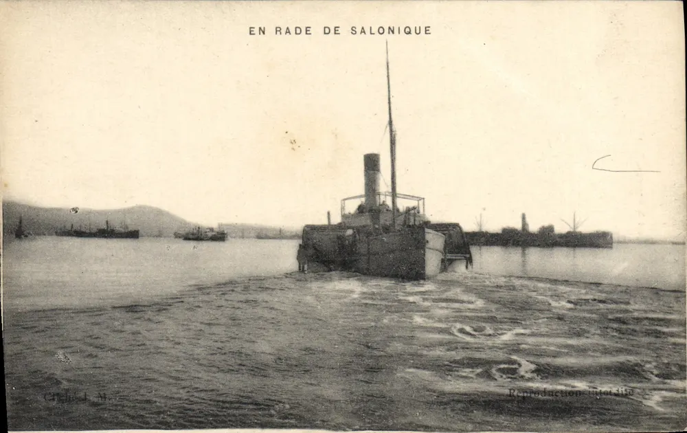 Em frente ao porto de Salônica — vista marítima com vapor — Cliché J. M. - Frente