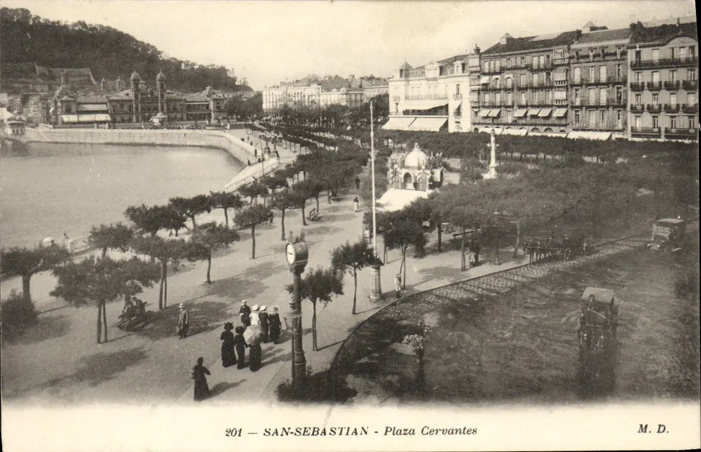 San Sebastián - Plaza Cervantes — vista panorámica con paseo, fuente y edificios — M.D. n°201 - Anverso