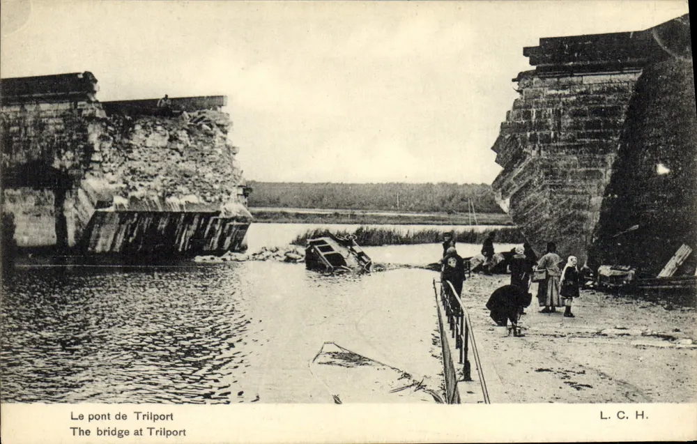 O ponte de Trilport — destruído, com barco afundado — L.C.H. - Frente