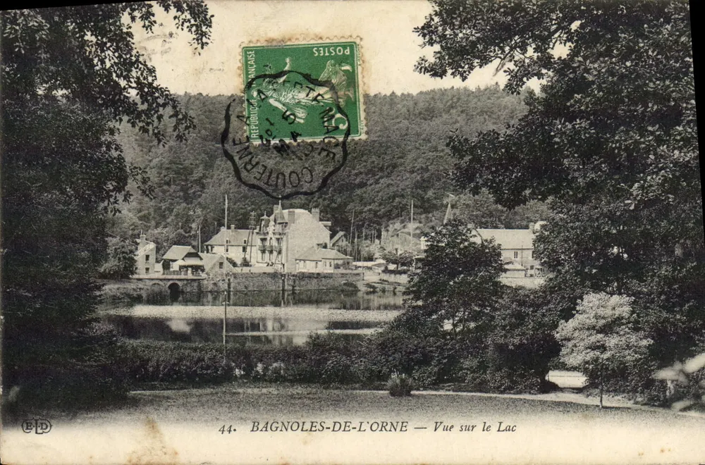 Bagnoles-de-l'Orne — Vista sobre o Lago - Frente